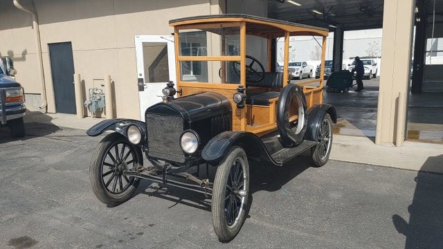 25 Ford MODEL T HUKSTER Base in Other — front three-quarter view
