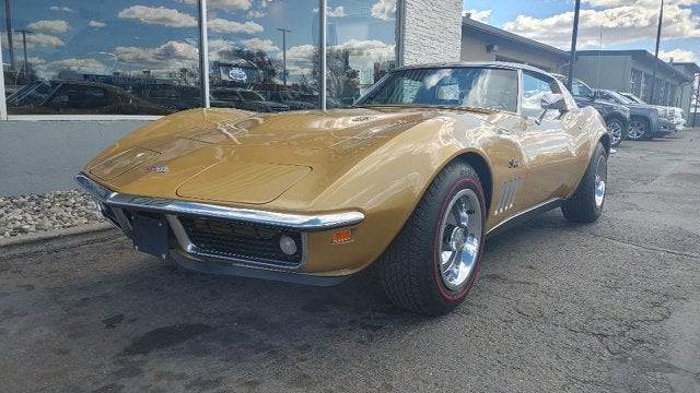 1969 CHEVY CORVETTE Base in Gold — front three-quarter view